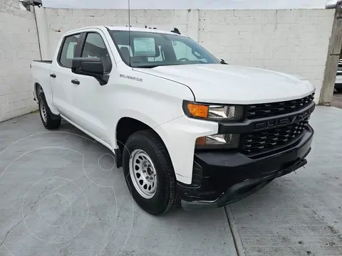 Chevrolet Silverado Doble Cabina 4X2 usado (2020) color Blanco precio $600,430