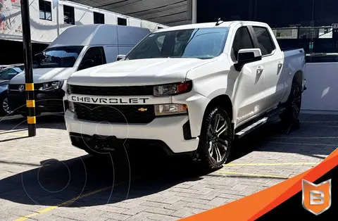 Chevrolet Silverado Doble Cabina 4X2 usado (2021) color Blanco precio $649,900