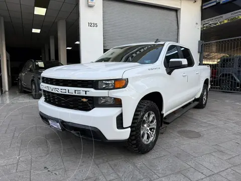 Chevrolet Silverado Doble Cabina 4X4 usado (2021) color Blanco precio $550,000
