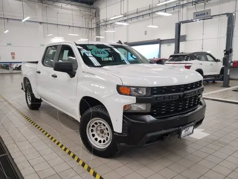 Chevrolet Silverado Doble Cabina 4X4 usado (2020) color Blanco precio $575,000