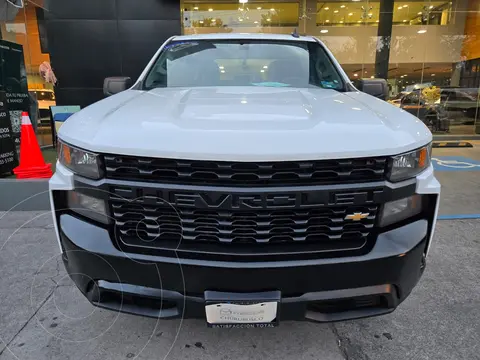 Chevrolet Silverado Doble Cabina 4X2 usado (2020) color Blanco precio $489,000