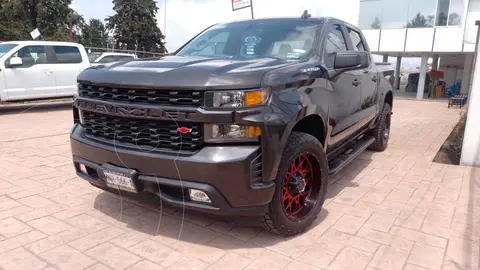 Chevrolet Silverado Doble Cabina 4X2 usado (2021) color Gris financiado en mensualidades(enganche $141,120 mensualidades desde $15,396)