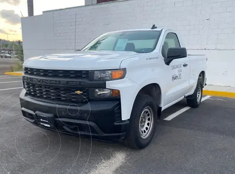 Chevrolet Silverado Cabina Regular 4X2 usado (2020) color Blanco financiado en mensualidades(enganche $88,000 mensualidades desde $10,704)
