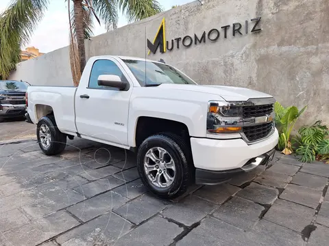 Chevrolet Silverado 4x2 Cab Reg LS usado (2018) color Blanco financiado en mensualidades(enganche $139,500)