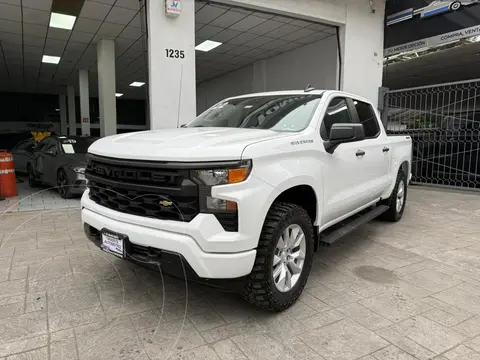 Chevrolet Silverado Doble Cabina 4X4 usado (2022) color Blanco precio $689,900