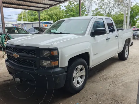 Chevrolet Silverado 4x2 Doble Cabina LS usado (2015) color Blanco Olimpico precio $218,000