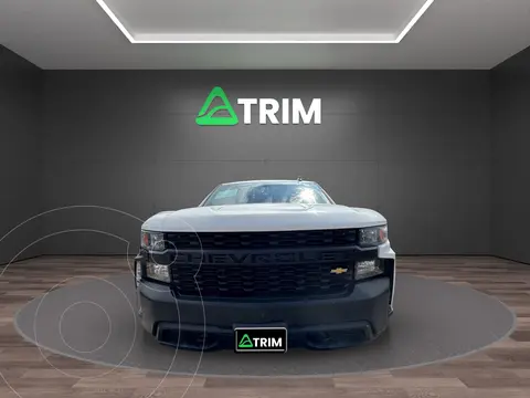 Chevrolet Silverado Doble Cabina 4X4 usado (2020) color Blanco precio $389,999
