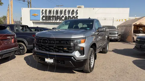 Chevrolet Silverado Cabina Regular V8 4X4 usado (2024) color Gris precio $775,000