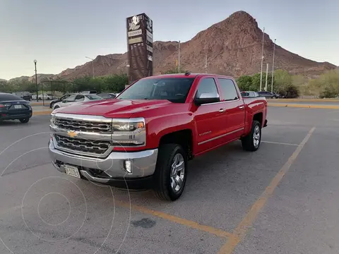 Chevrolet Silverado Doble Cabina 4X4 usado (2017) color Rojo precio $389,000