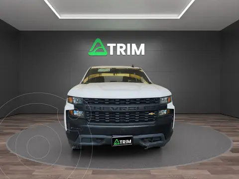 Chevrolet Silverado Doble Cabina 4X4 usado (2020) color Blanco precio $407,600