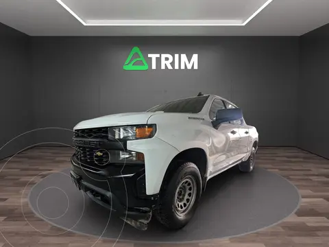 Chevrolet Silverado Doble Cabina 4X4 usado (2020) color Blanco precio $389,999