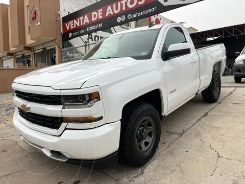 Chevrolet Silverado Cabina Regular 4X4 usado (2018) color Blanco precio $439,999