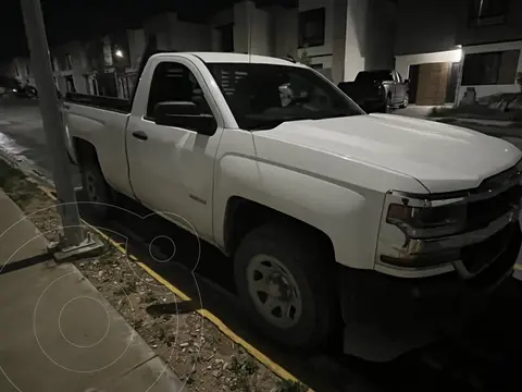 Chevrolet Silverado Cabina Regular V8 4X4 usado (2018) color Blanco precio $350,000