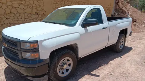 Chevrolet Silverado Doble Cabina 4X2 usado (2014) color Blanco precio $220,000