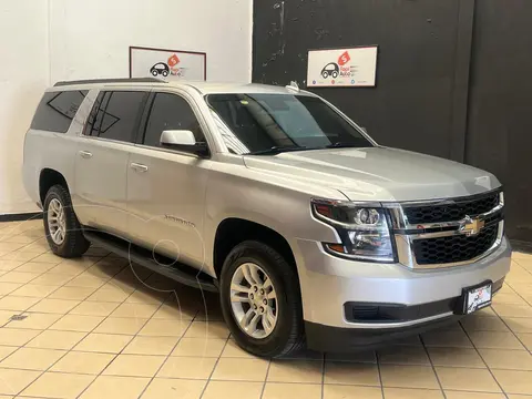 Chevrolet Suburban LT Piel Cubo usado (2018) color Plata Brillante financiado en mensualidades(enganche $280,875 mensualidades desde $23,839)