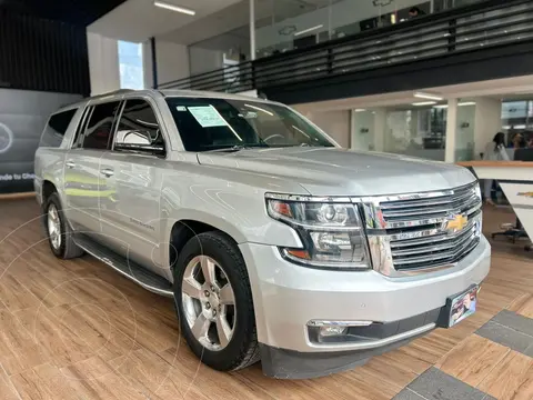 Chevrolet Suburban Premier Piel 4x4 usado (2017) color plateado precio $566,000