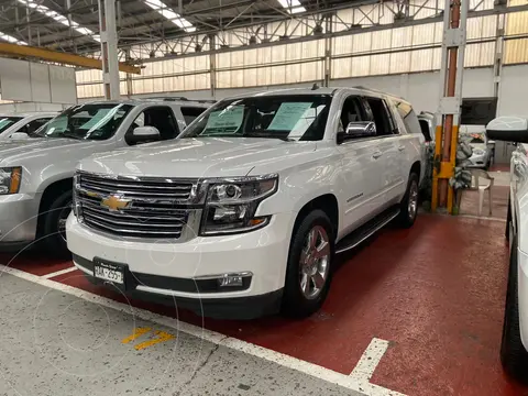 Chevrolet Suburban LT Piel Cubo usado (2017) color Blanco financiado en mensualidades(enganche $245,000 mensualidades desde $21,000)