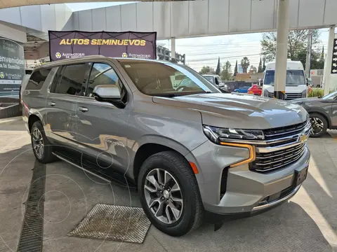 Chevrolet Suburban LT usado (2023) color Gris financiado en mensualidades(enganche $272,000 mensualidades desde $31,751)