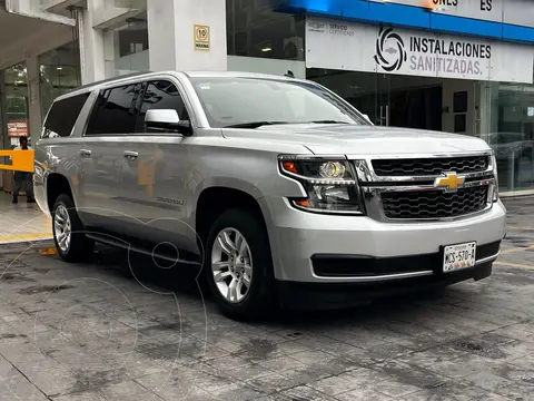 Chevrolet Suburban LS Tela usado (2017) color plateado precio $495,000