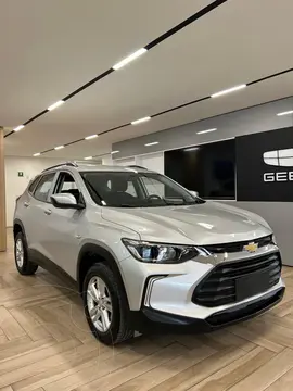 Chevrolet Tracker LS Aut usado (2023) color plateado financiado en mensualidades(enganche $116,157 mensualidades desde $4,887)