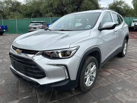 Chevrolet Tracker LS usado (2023) color plateado financiado en mensualidades(enganche $91,000 mensualidades desde $7,375)