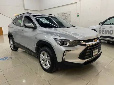 Chevrolet Tracker LS usado (2023) color plateado financiado en mensualidades(enganche $92,378 mensualidades desde $7,930)