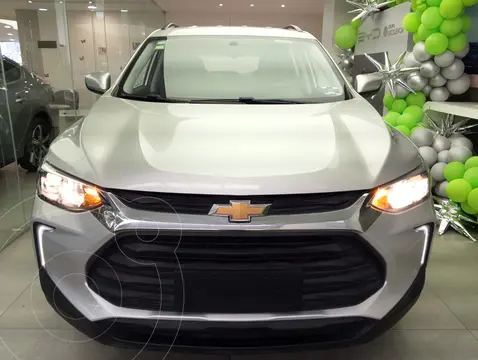 Chevrolet Tracker LS usado (2023) color Plata financiado en mensualidades(enganche $35,000 mensualidades desde $7,500)
