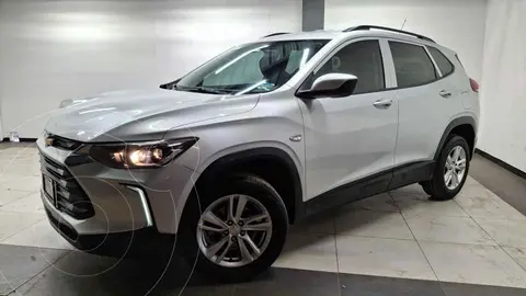 Chevrolet Tracker LS usado (2023) color Plata financiado en mensualidades(enganche $67,100 mensualidades desde $6,619)