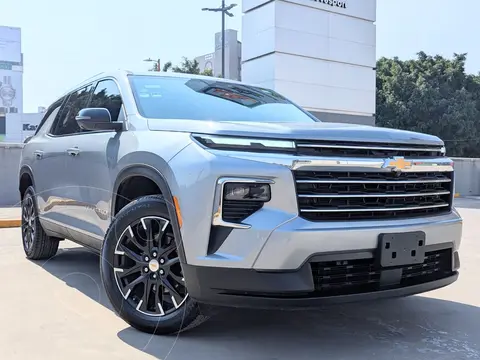 Chevrolet Traverse LT 7 Pasajeros usado (2024) color plateado financiado en mensualidades(enganche $359,480 mensualidades desde $15,443)