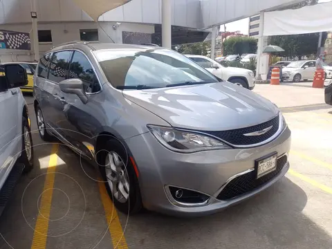 Chrysler Pacifica Limited usado (2018) color Plata Metalico financiado en mensualidades(enganche $115,000)