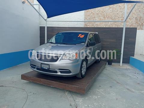 Chrysler Town and Country Touring 3.6L usado (2016) color Granito precio $270,000