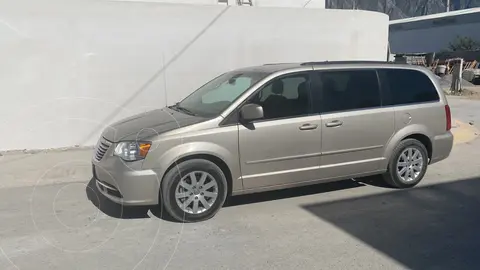 Chrysler Town and Country Touring 3.6L usado (2015) color Dorado precio $209,000