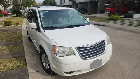 Chrysler Town and Country Touring 4.0L usado (2010) color Blanco precio $140,000