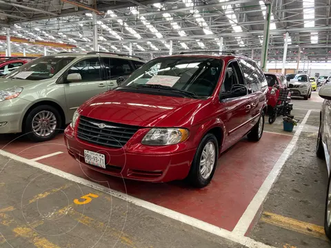 Chrysler Voyager 3.3L SE usado (2005) color Rojo precio $114,500