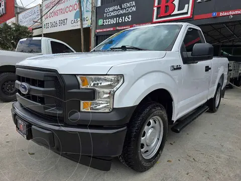 Ford F-150 XL 4x2 5.0L Cabina Regular usado (2017) color Blanco precio $359,900