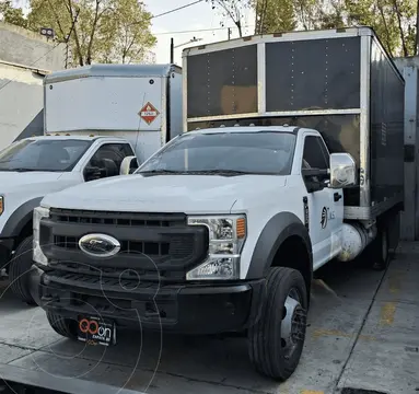 Ford F-550 XL usado (2022) color FORZBLANCO OXFORD financiado en mensualidades(enganche $232,988 mensualidades desde $17,816)