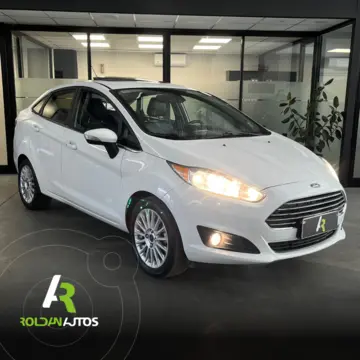 Ford Fiesta Kinetic Sedan Titanium usado (2017) color Blanco Oxford financiado en cuotas(anticipo $12.000.000)