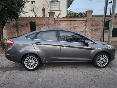 Ford Fiesta Kinetic Sedan Titanium usado (2014) color Gris precio u$s10.999