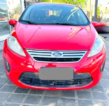 Ford Fiesta Kinetic Sedan Trend usado (2013) color Rojo precio $13.500.000