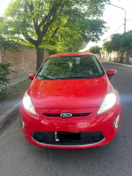 Ford Fiesta Kinetic Sedan Titanium usado (2013) color Rojo Rubi precio $13.500.000
