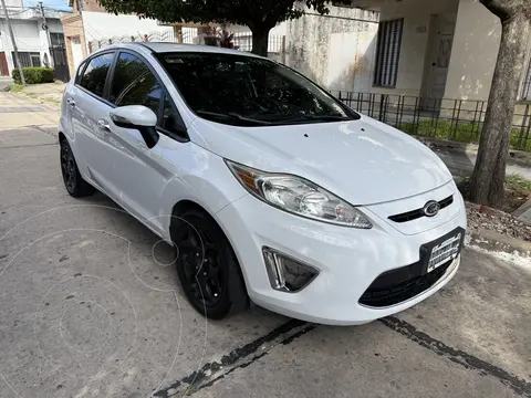 Ford Fiesta Kinetic Titanium usado (2013) color Blanco precio $12.900.000