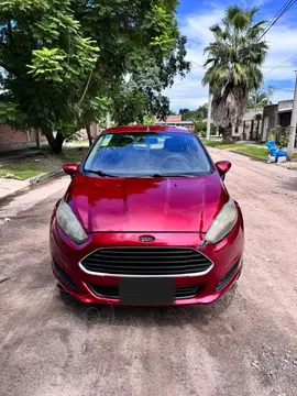 Ford Fiesta Kinetic S usado (2015) color Rojo Rubi precio $13.500.000