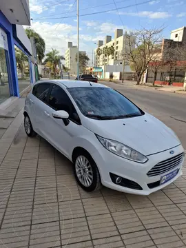 Ford Fiesta Kinetic SE Aut usado (2017) color Blanco Oxford financiado en cuotas(anticipo $7.652.000)