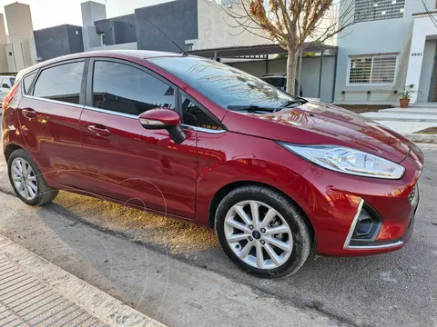 Ford Fiesta Kinetic Titanium Powershift usado (2020) color Rojo Rubi precio $19.000.000