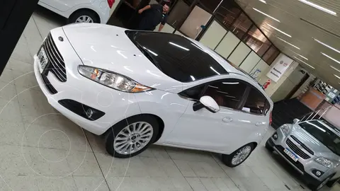 Ford Fiesta Kinetic Titanium Powershift usado (2015) color Blanco Oxford precio $16.500.000