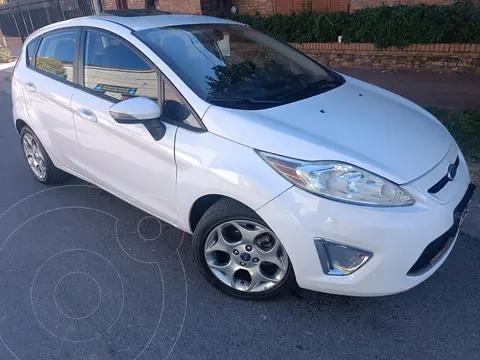 Ford Fiesta Kinetic Titanium usado (2013) color Blanco Oxford precio $14.000.000