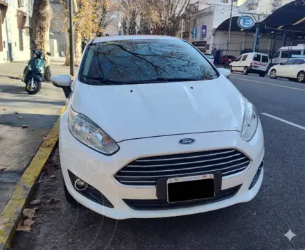 Ford Fiesta Kinetic SE Plus Powershift usado (2014) color Blanco precio $12.000.000