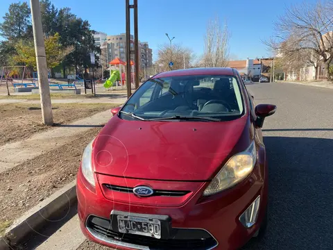 Ford Fiesta Kinetic Titanium usado (2013) color Rojo precio $14.000.000