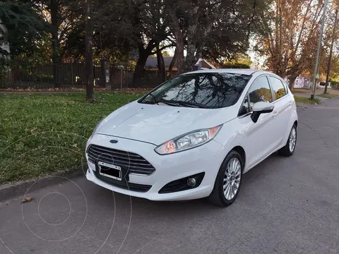 Ford Fiesta Kinetic Titanium Powershift usado (2014) color Blanco precio $15.500.000