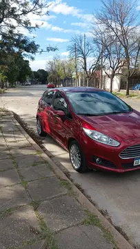 Ford Fiesta Kinetic SE Powershift usado (2017) color Rojo Sport precio $15.000.000